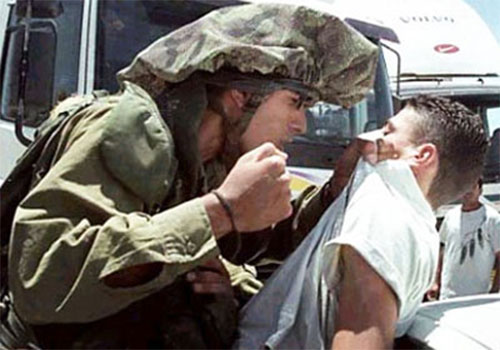 soldado de la ocupación israelí detiene a un palestino